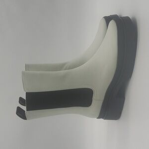 398- Frye Chloe Chelsea Boots Size 9.5 M White Color NWT